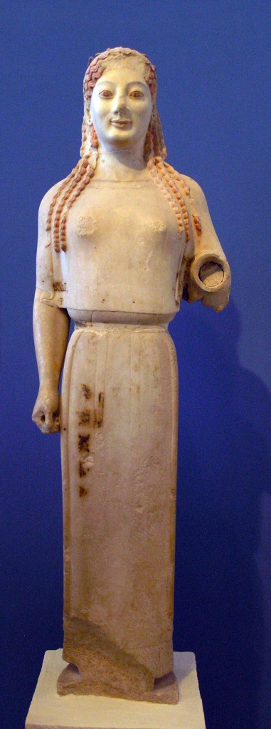 Kor au pplos, en marbre de Paros, vers 530 av. J.-C. Muse de l'Acropole, 679.